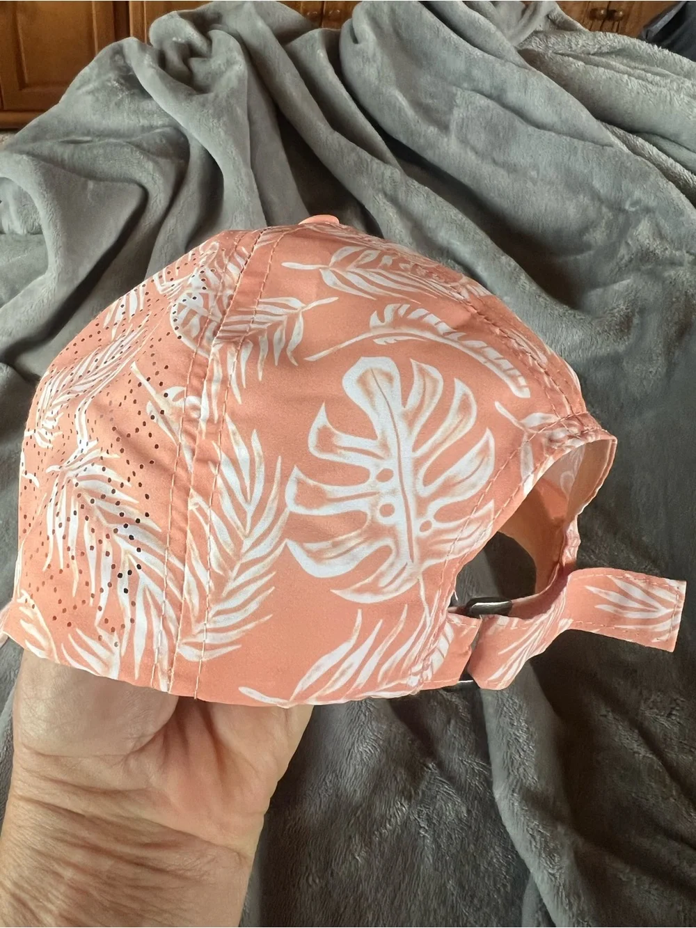 Hurley Adjustable Coral White Tropical Leaf Design, One Size, Good Condition